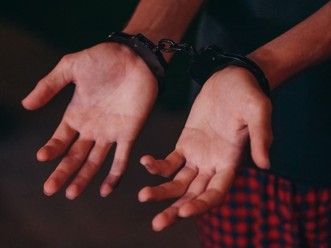 戴黑色金属手铐的双手 — 外国人被刑事拘留，无人物面部