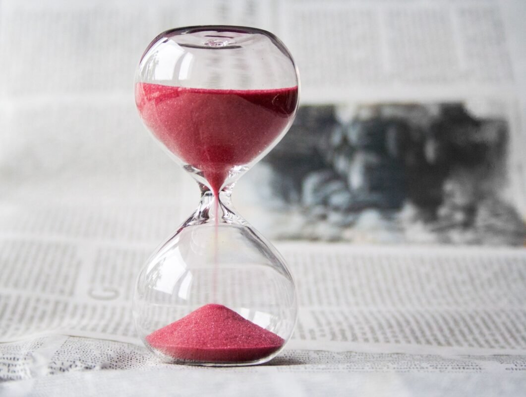 Red hourglass on newspapers — statutory investigation time limits in criminal cases, no people