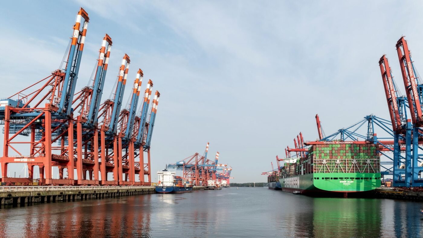 Thủ tục hải quan nhập khẩu hàng hoá tại Việt Nam — cảng container với cần cẩu giàn, không người