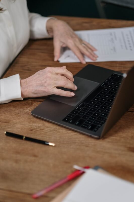 Cách khai tờ khai hải quan điện tử — tay rà soát chứng từ trên bàn làm việc