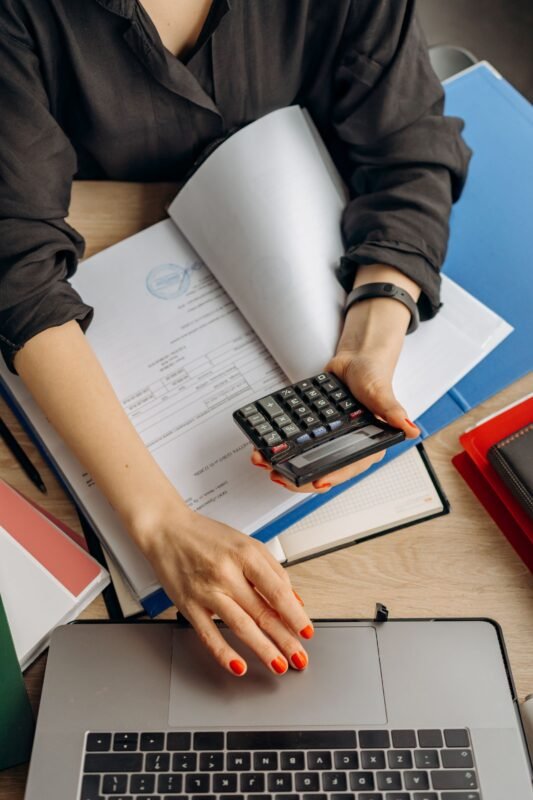 Đại lý hải quan: điều kiện hoạt động và trách nhiệm pháp lý — máy tính và chứng từ trên bàn