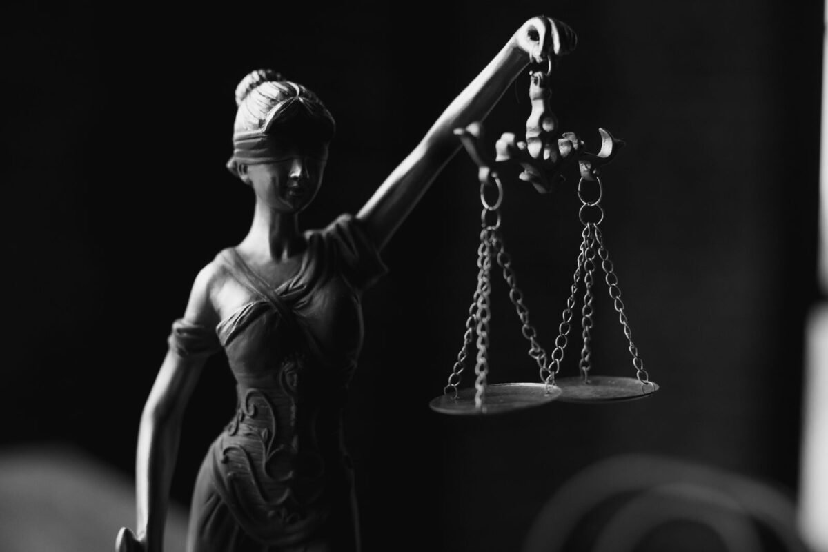 Tượng Nữ thần Công lý cầm cán cân — minh họa quyền khiếu nại kết luận kiểm tra sau thông quan của cơ quan hải quan