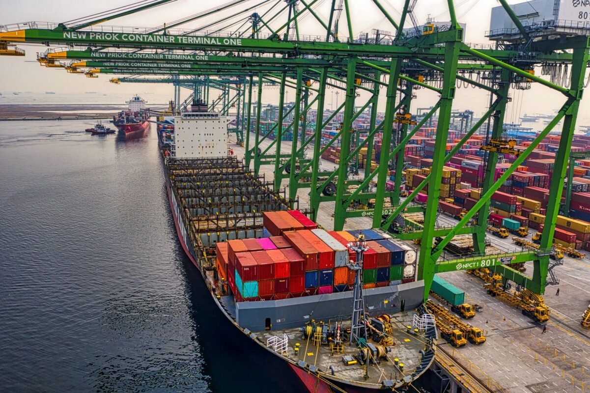 Container terminal with cargo ship — penalties for using fake certificates of origin to claim tariff preferences