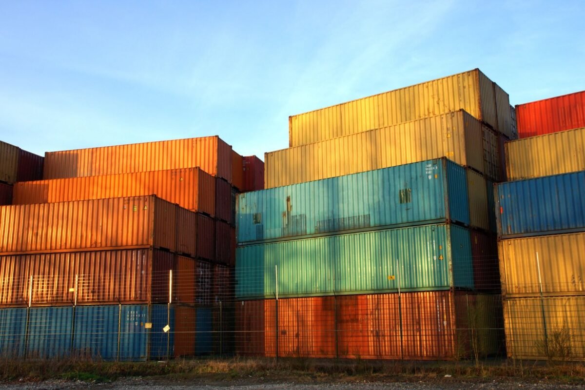 Container xếp chồng tại bãi — những trường hợp hàng hóa vi phạm hải quan bị tịch thu