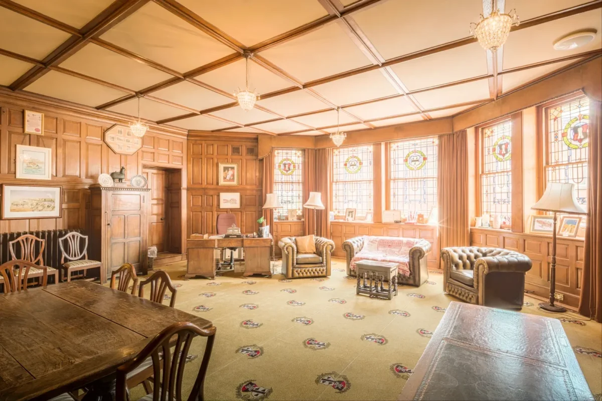 Asset auction licensing conditions — vintage furniture in an auction house