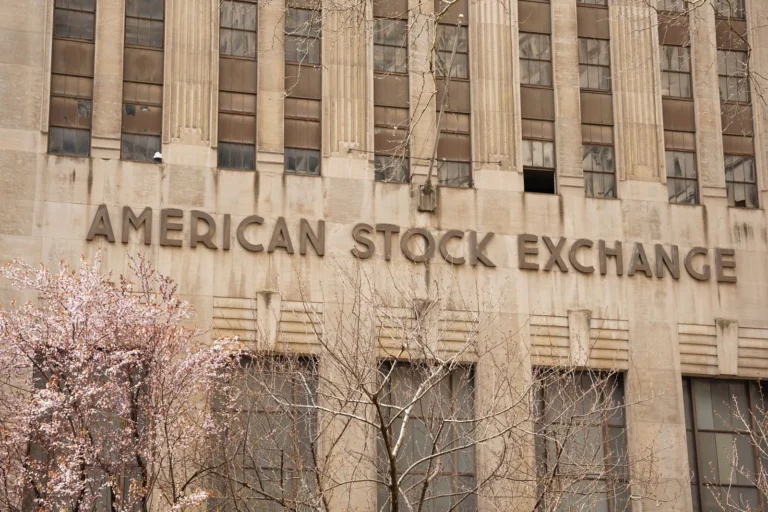 Securities company licensing conditions — stock exchange building facade