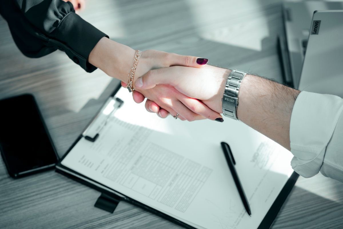 Company mergers in Vietnam and creditors objection rights — business handshake illustration