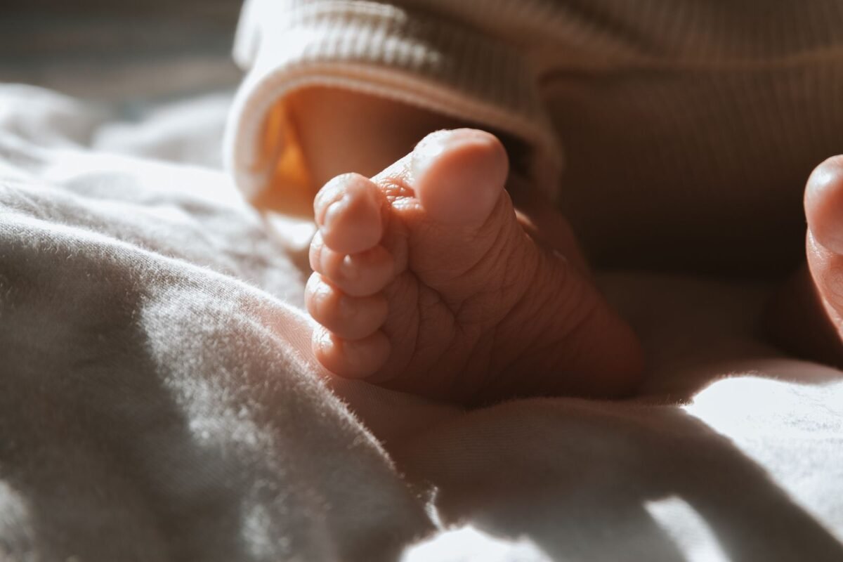 Thời hạn đăng ký khai sinh cho trẻ sơ sinh trong 60 ngày — bàn chân em bé sơ sinh