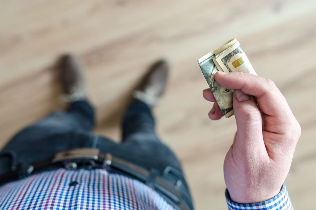 Can the Seller Keep the Deposit When the Buyer Breaches the Contract? 1 Seller keeping the deposit after buyer breach — cash in hand