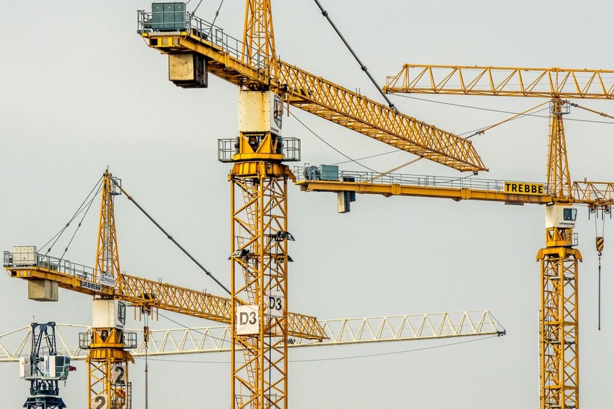 Can a Developer Collect Deposits Before Obtaining a Construction Permit in Vietnam? 1 Developers collecting deposits before construction permit — tower cranes