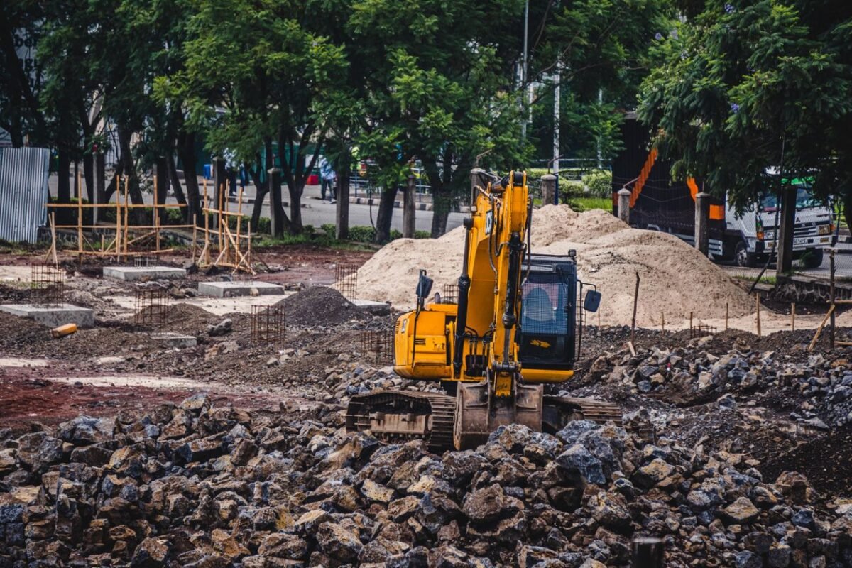 Chủ đầu tư thu tiền đặt cọc khi chưa có giấy phép xây dựng — máy xúc công trường