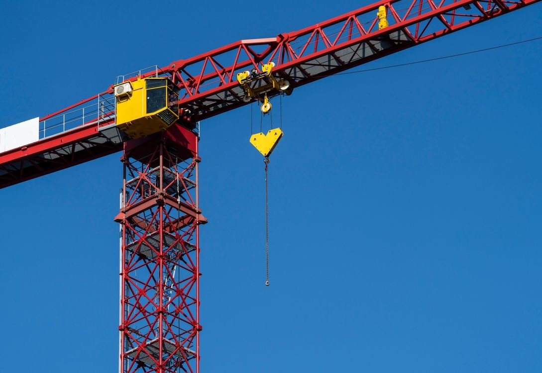 Construction site with cranes — illustration for the article on 7 EPC contract notes