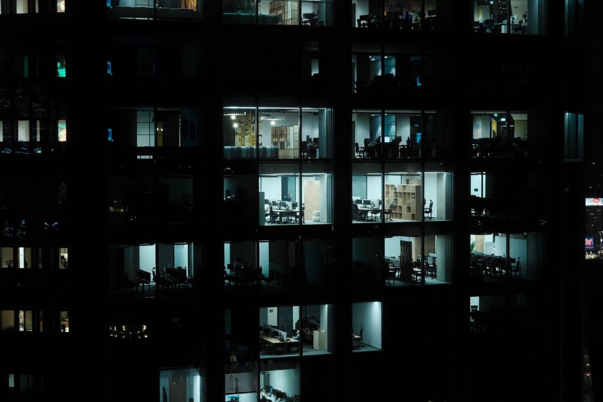 Long-Term Office Leases in Commercial Buildings in Vietnam: 6 Key Points 1 Long-term office lease — office building exterior at night