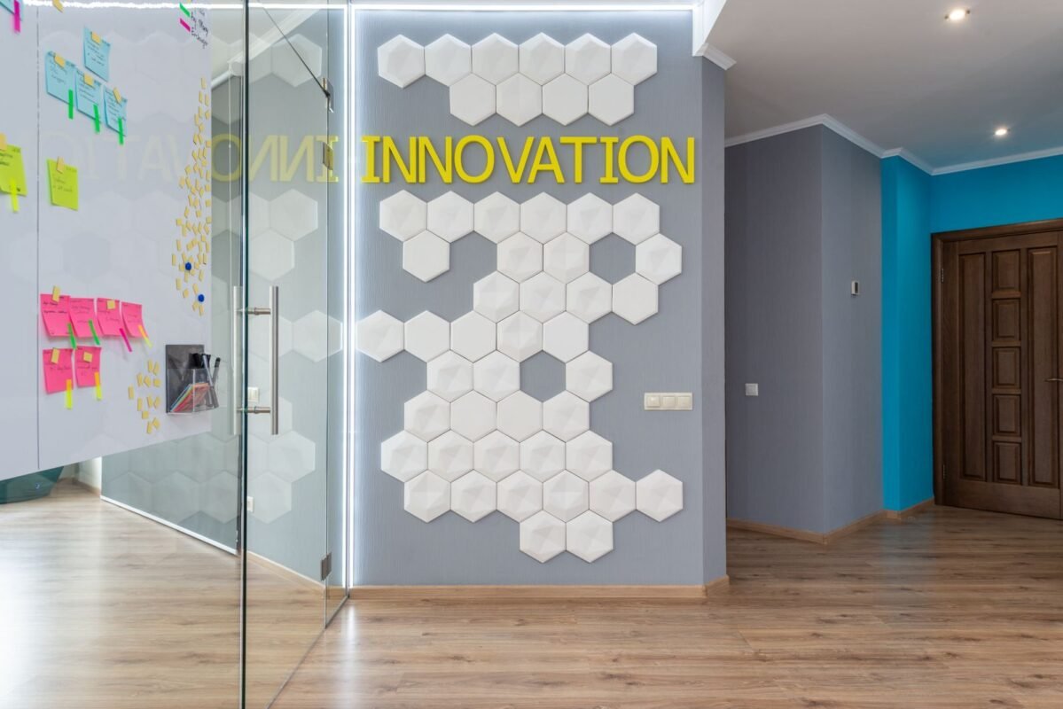 现代办公走廊，INNOVATION墙面设计与玻璃会议室——企业人脸识别考勤文章配图，无人物面部