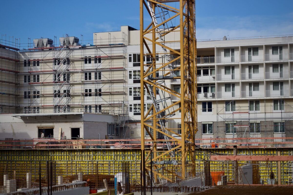 晴空下的建筑工地塔吊——外资项目50年土地租赁文章配图：地租与续期，无人物