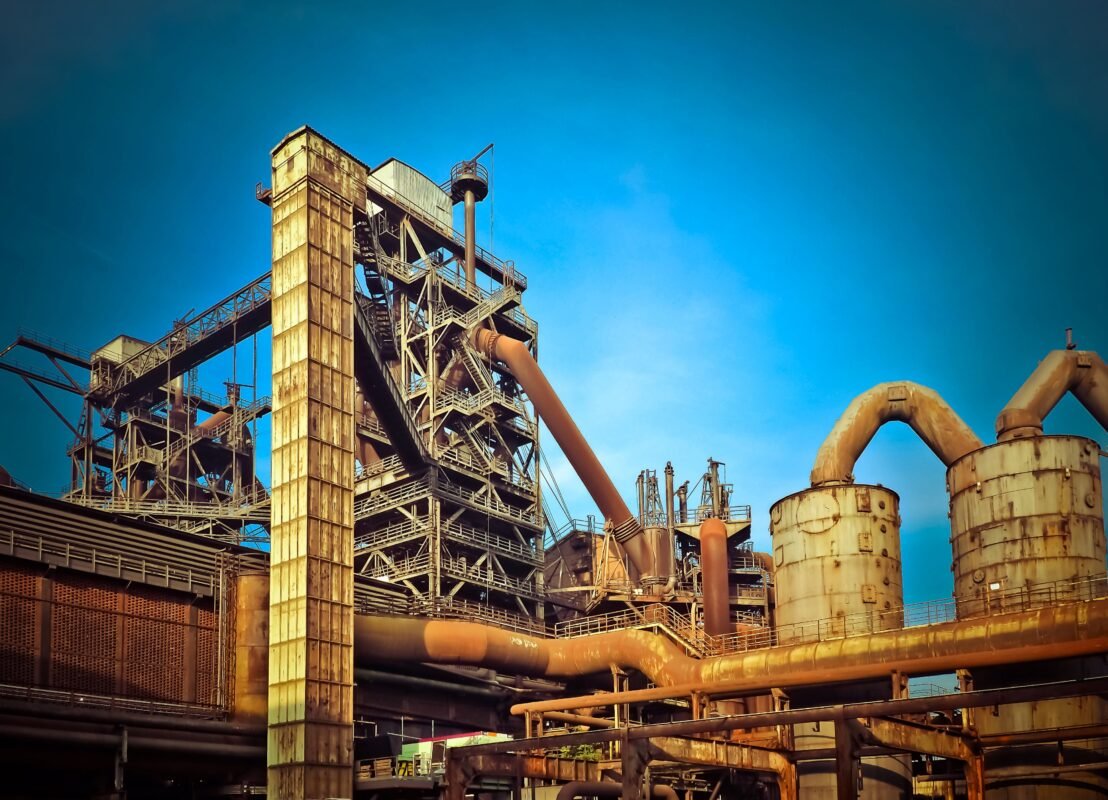Nhà xưởng công nghiệp nhìn từ bên ngoài — minh họa bài viết về dự án FDI di dời khỏi khu công nghiệp và điều chỉnh IRC