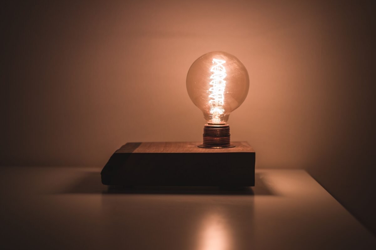 以知识产权向FDI项目出资:估值与资本确认 1 黑暗房间中发光的复古灯泡——配图:知识产权出资文章