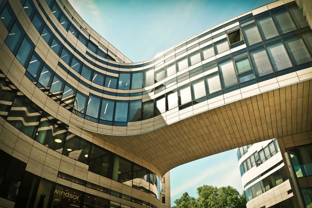 Mặt tiền tòa nhà văn phòng hiện đại — minh họa bài viết về doanh nghiệp FDI chuyển trụ sở ra khỏi khu công nghiệp