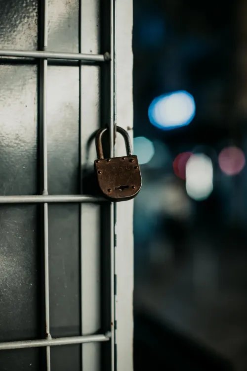 为执行仲裁裁决而冻结、查封财产：条件与程序？
