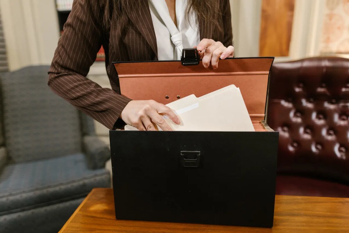 受益所有人申报不实：董事还是股东承担责任？