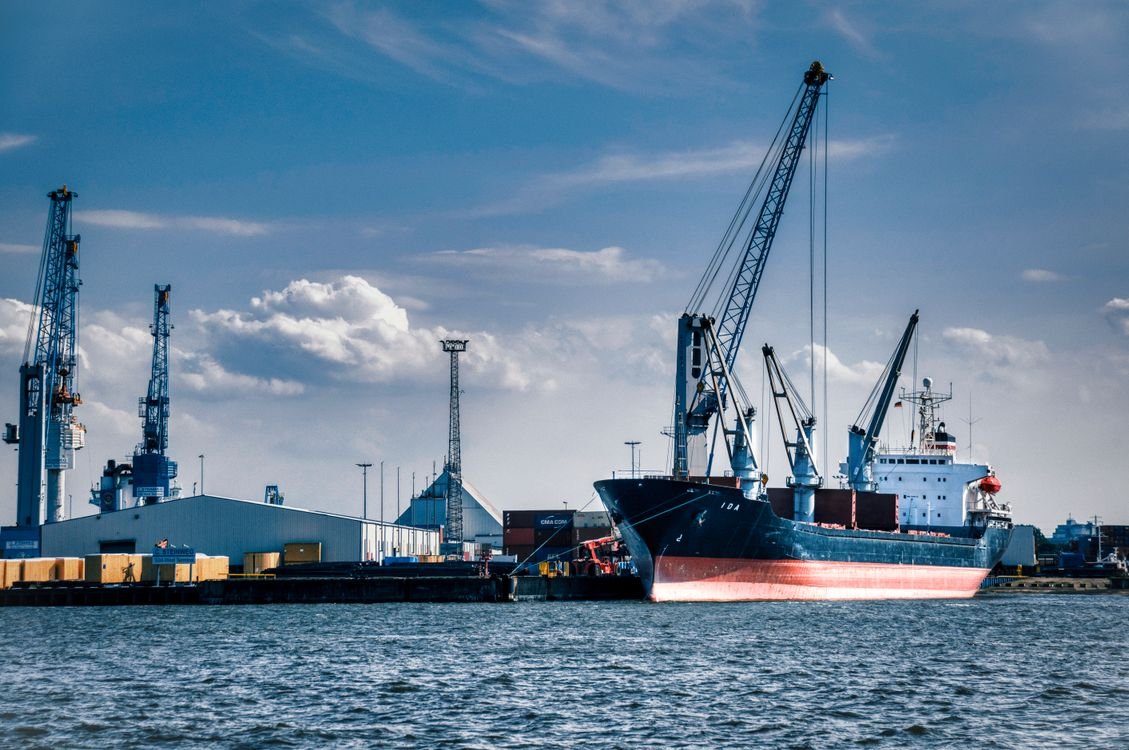 Hiệp định thương mại 2026: CEPA UAE đã có hiệu lực, EFTA mới xong đàm phán — doanh nghiệp FDI cần biết gì? 1 Tàu container tại cảng — hiệp định thương mại CEPA-UAE EFTA 2026