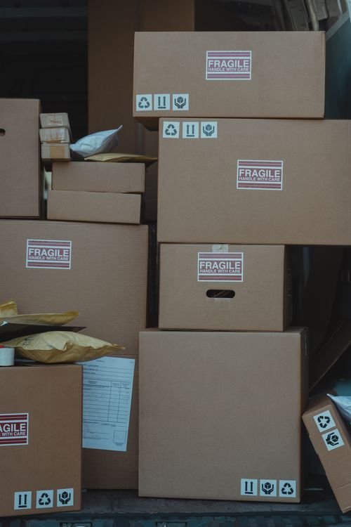 TMĐT xuyên biên giới 2026: sàn nước ngoài phải có pháp nhân tại VN 1 Thùng carton xếp chồng — thương mại điện tử xuyên biên giới 2026