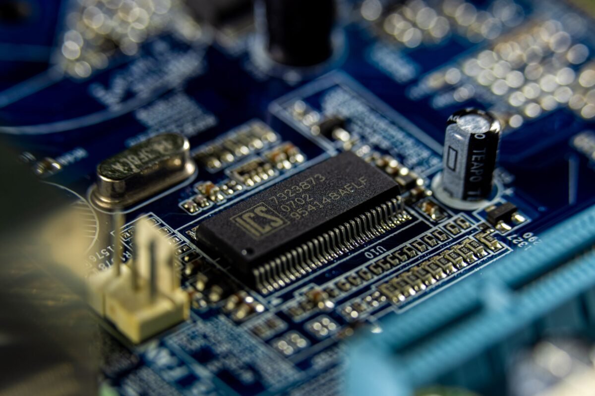 Ưu đãi đầu tư ngành bán dẫn, chip 2026: Quỹ hỗ trợ đầu tư, Luật 71/2025 và 3 bẫy 1 Bo mạch điện tử cận cảnh — minh họa chính sách ưu đãi đầu tư ngành bán dẫn, chip 2026