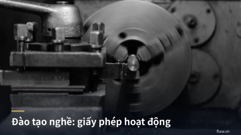 Máy tiện kim loại trong xưởng đào tạo nghề