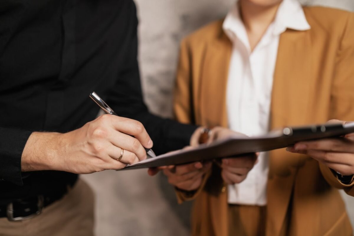 商标共有:注册程序与共同使用 | FLAT LAW FIRM 1 两人签署协议文件——商标共有文章配图