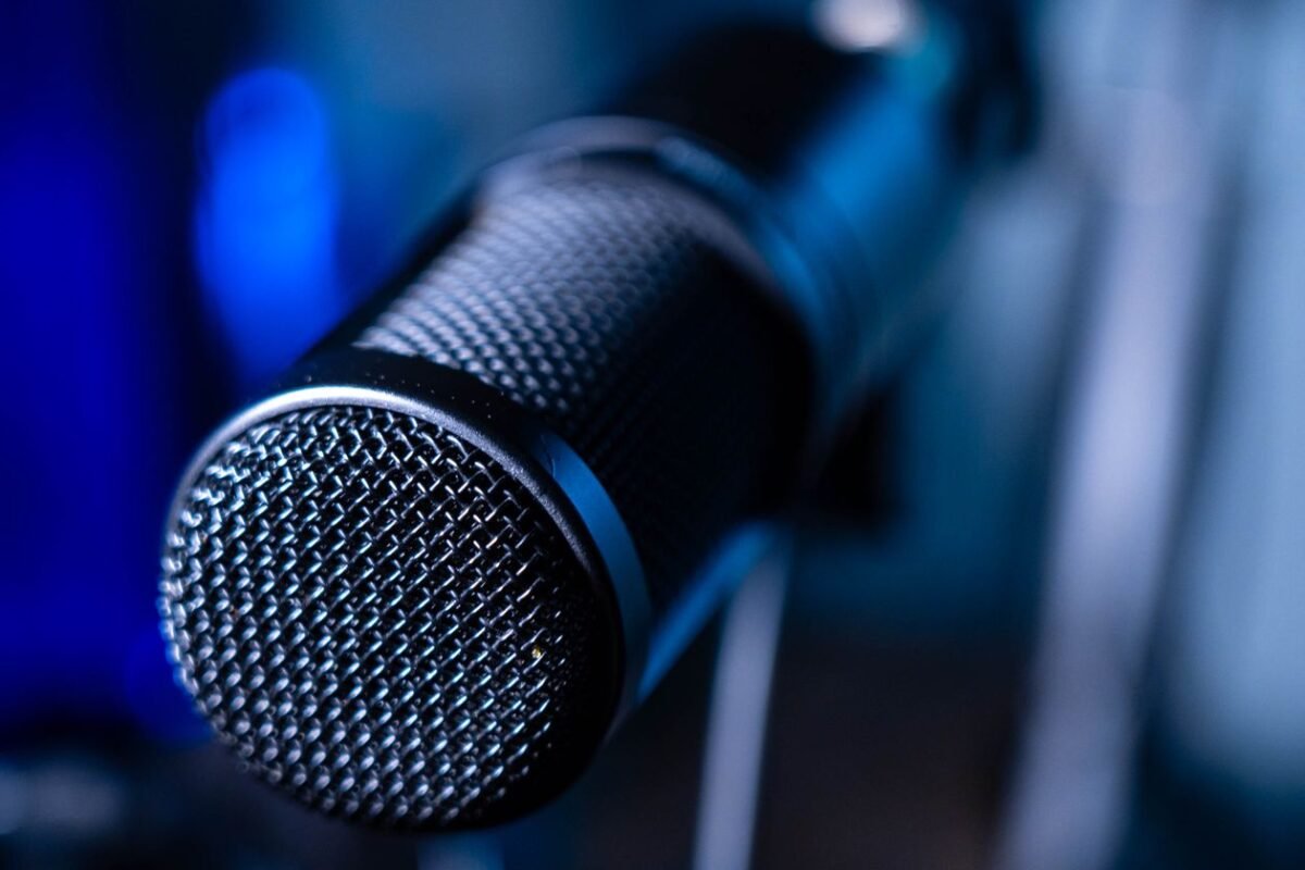 Micro thu âm phòng studio — minh họa quyền liên quan âm nhạc, podcast