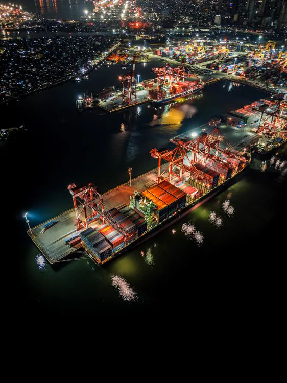 集装箱港口夜景——中国买方未付款情景文章配图