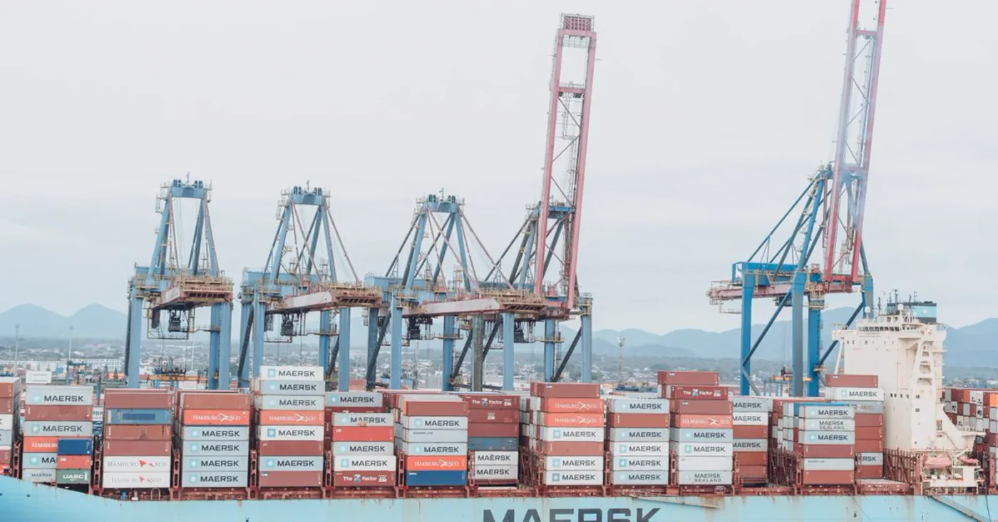 Cảng container với cần cẩu — vốn điều lệ tối thiểu của công ty FDI tại Việt Nam: có hay không?