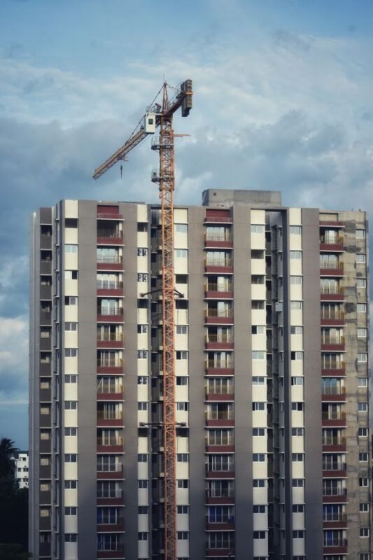 Chung cư đang xây dựng với cần cẩu tháp — chuyển nhượng hợp đồng mua bán