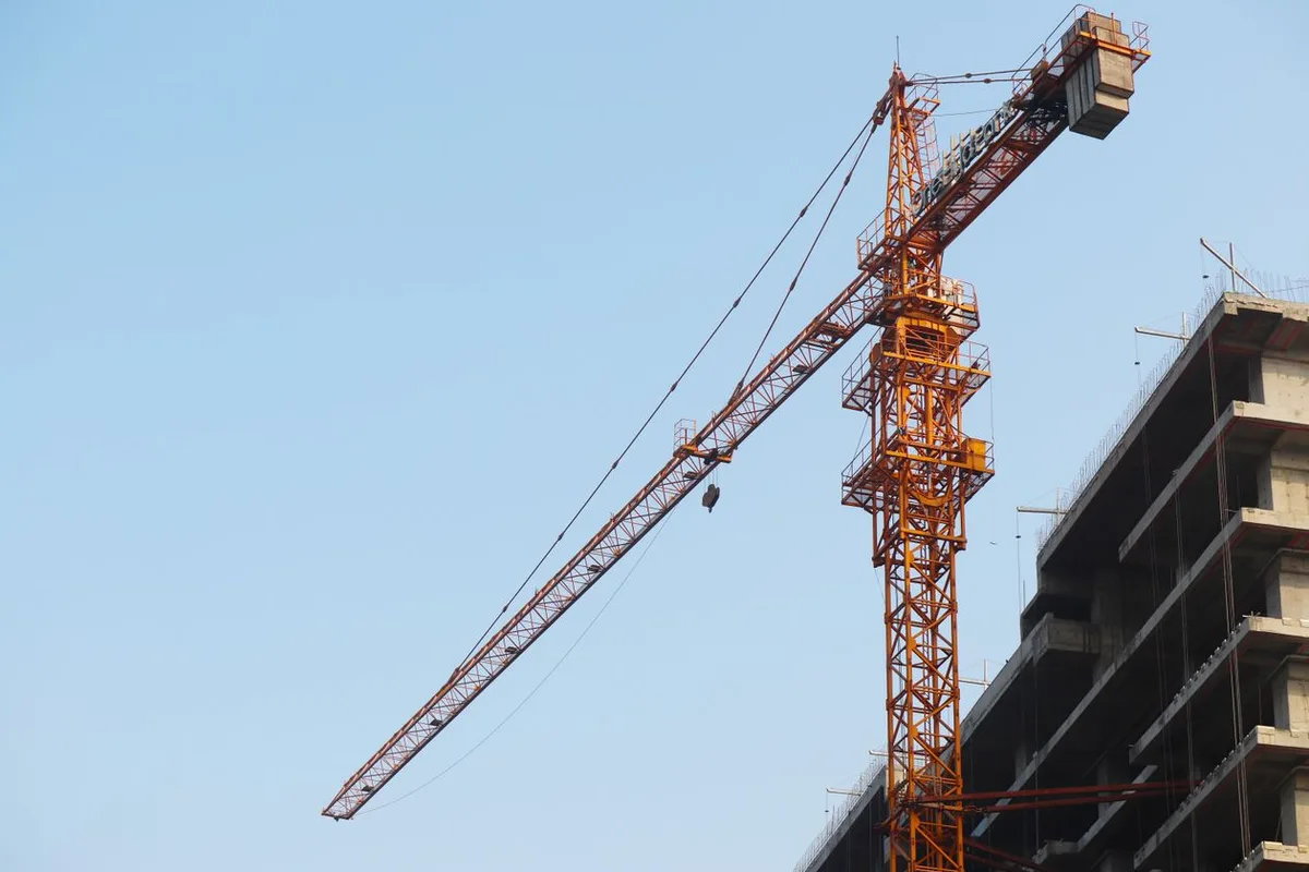 Cần cẩu công trường — minh họa bài viết về thời hạn thẩm định dự án nhóm B