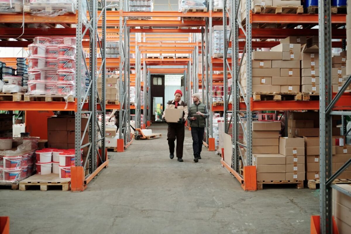 Kho hàng logistics với kệ chứa hàng hoá — đại lý phân phối