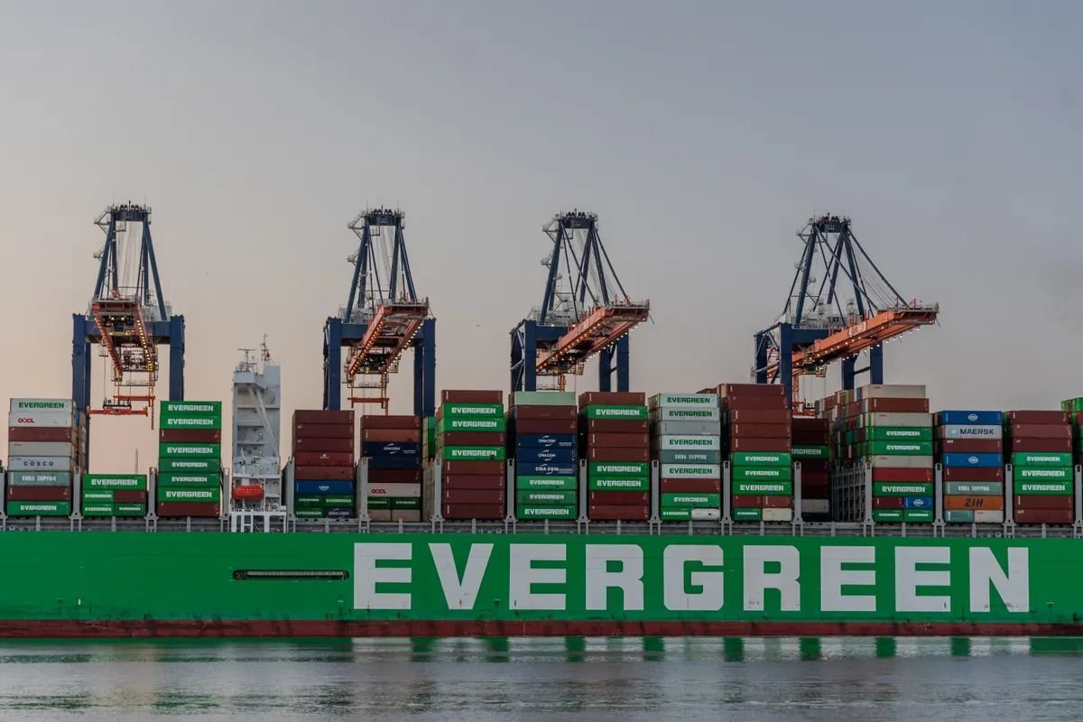 Cần cẩu container tại cảng xuất nhập khẩu