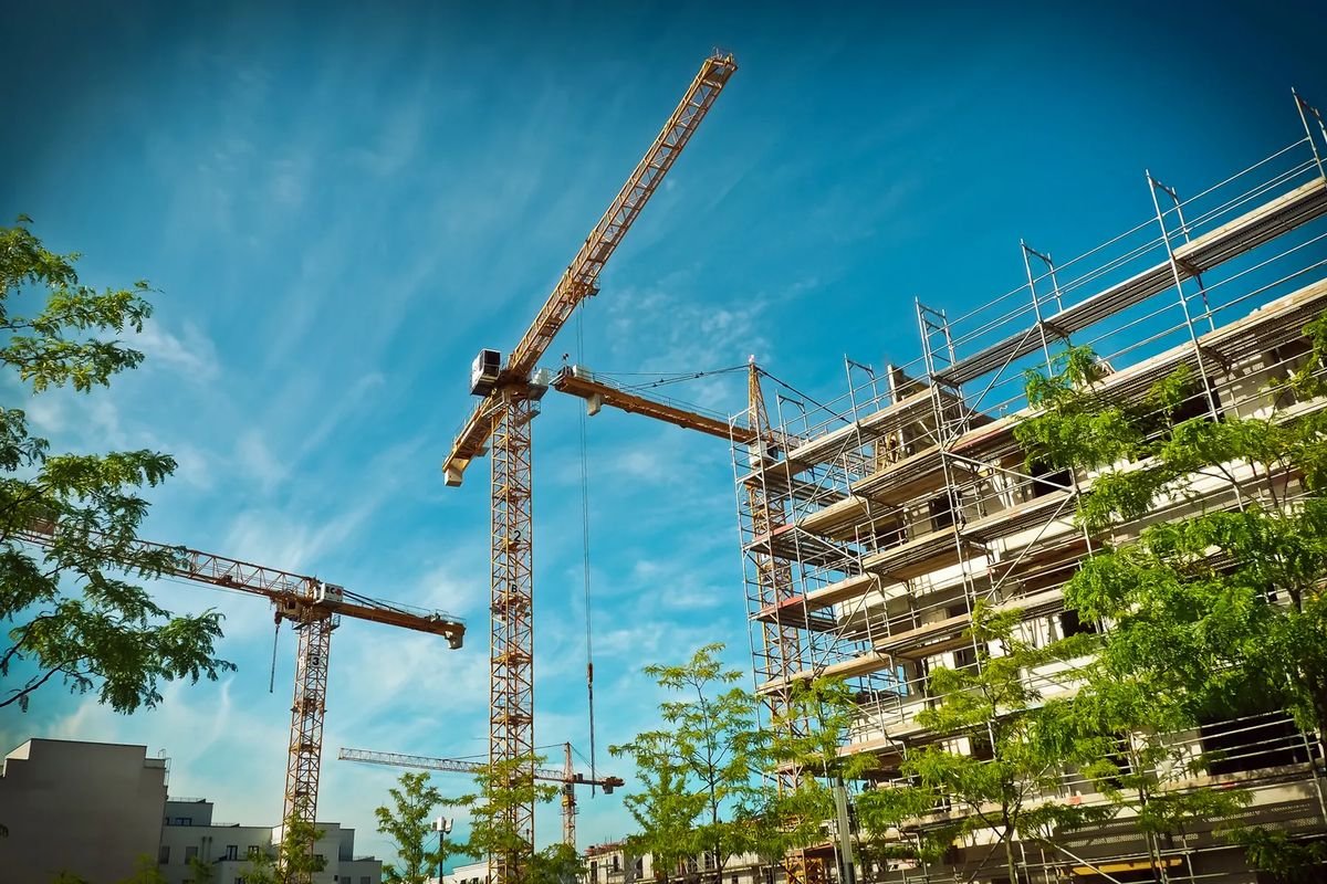 Công trường xây dựng với cần cẩu tháp