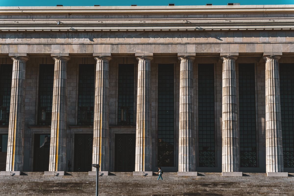 Is a Legal Representative Criminally Liable for the Company's Crimes? 2 Stone courthouse columns symbolizing the law