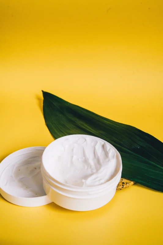 Cosmetic cream jars and bottles — facility and personnel requirements for a cosmetics manufacturing license