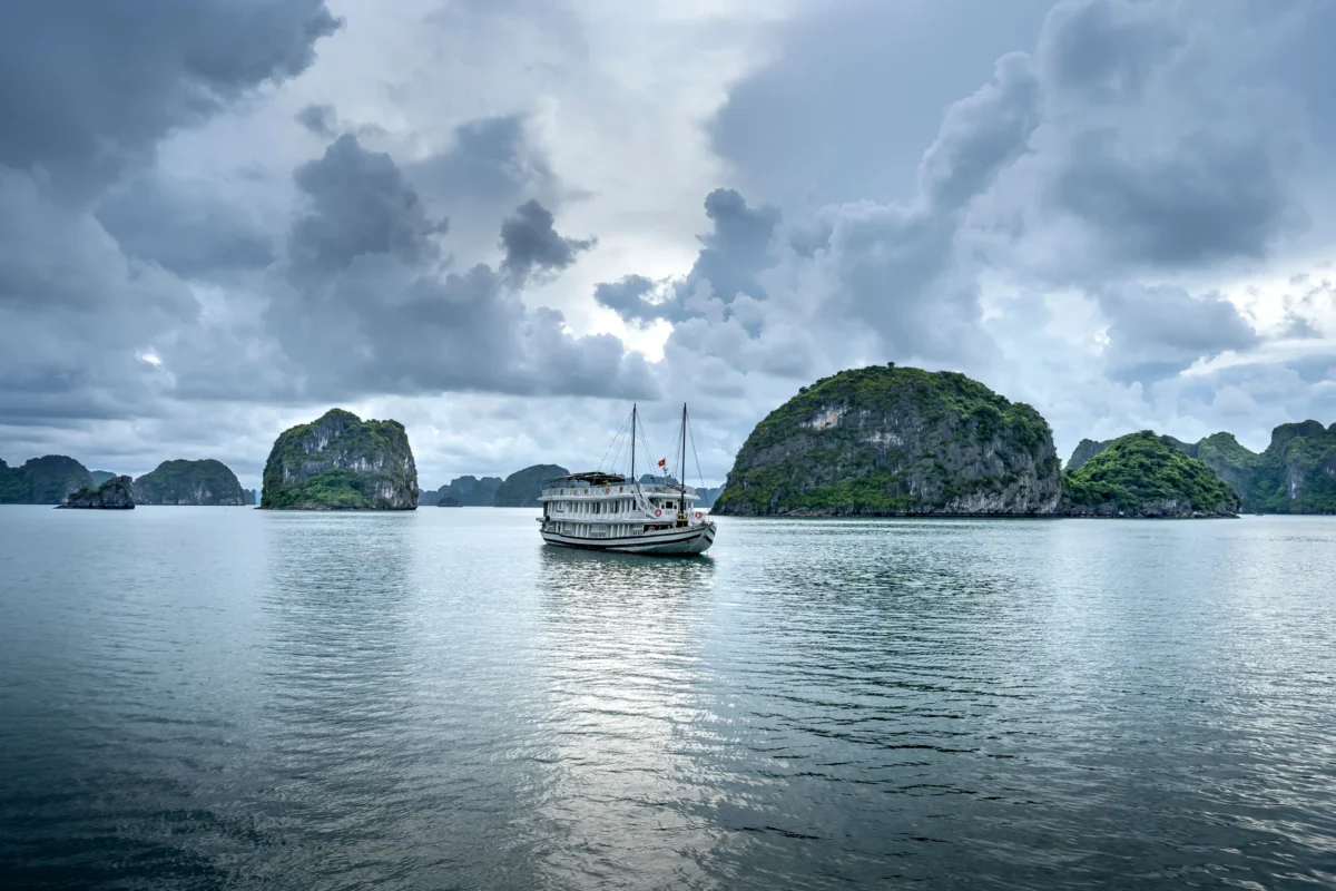 Ha Long Bay — licensing procedure and deposit for domestic travel business