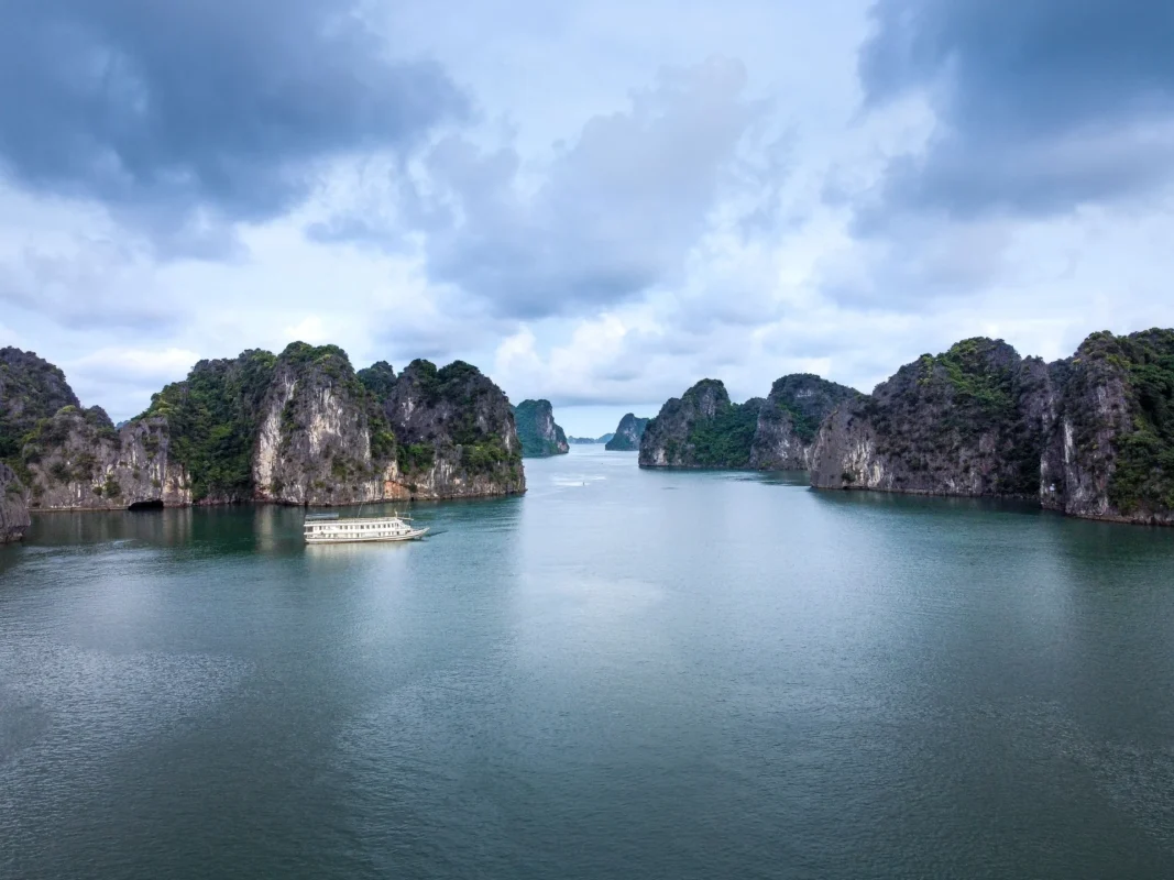 下龙湾 — 国内旅行社经营的许可程序与保证金标准