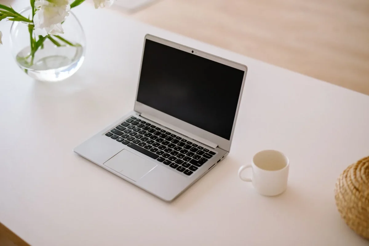 Vietnamese working remotely for foreign companies: where to pay PIT — home office laptop, no people