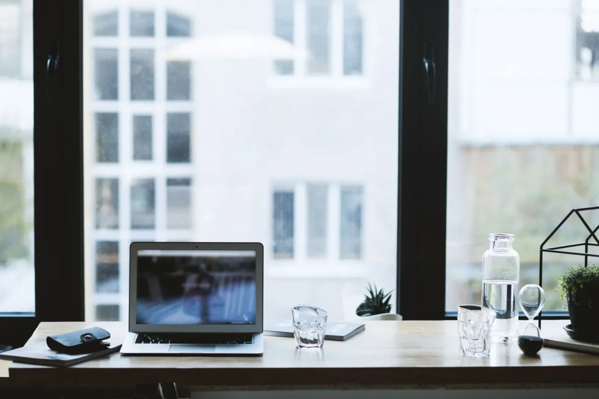 Người Việt làm việc từ xa cho công ty nước ngoài: nộp thuế TNCN ở đâu — laptop tại nhà, không người
