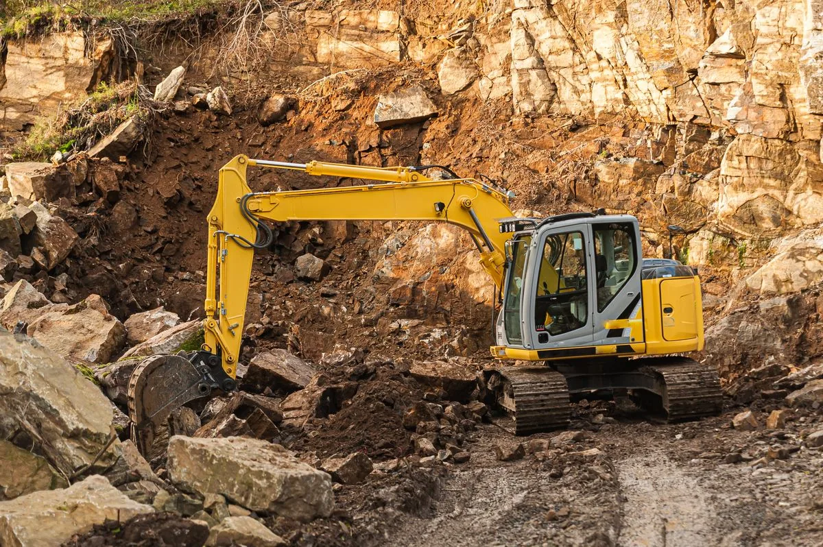 Thuê máy móc, thiết bị từ nước ngoài: thuế nhà thầu tính thế nào? 1 Máy xúc thuê từ nước ngoài tại công trường