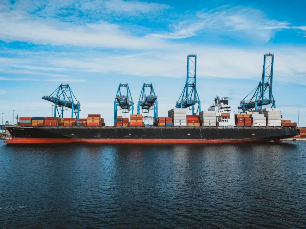 Container tại cảng biển phục vụ nhập khẩu ủy thác
