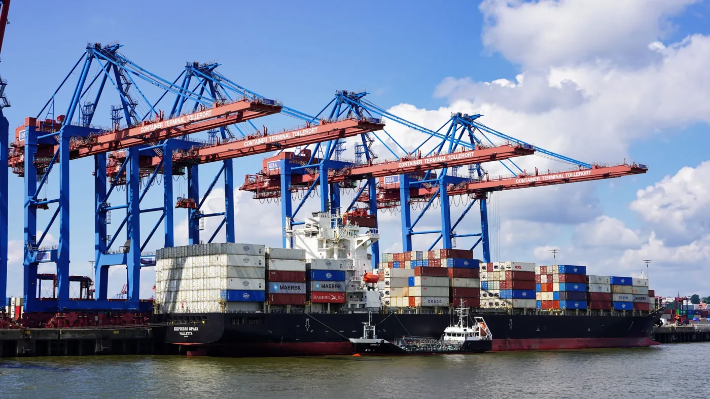 Container ship at seaport — re-exporting imported goods for import duty refund