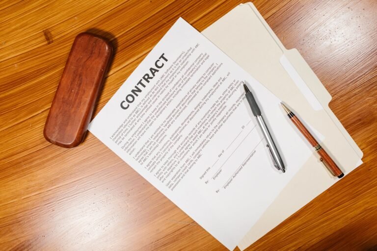 Signing a labor contract with a fountain pen — illustration for the article on trade union establishment and the 2 percent union fee obligation of Chinese enterprises in Vietnam