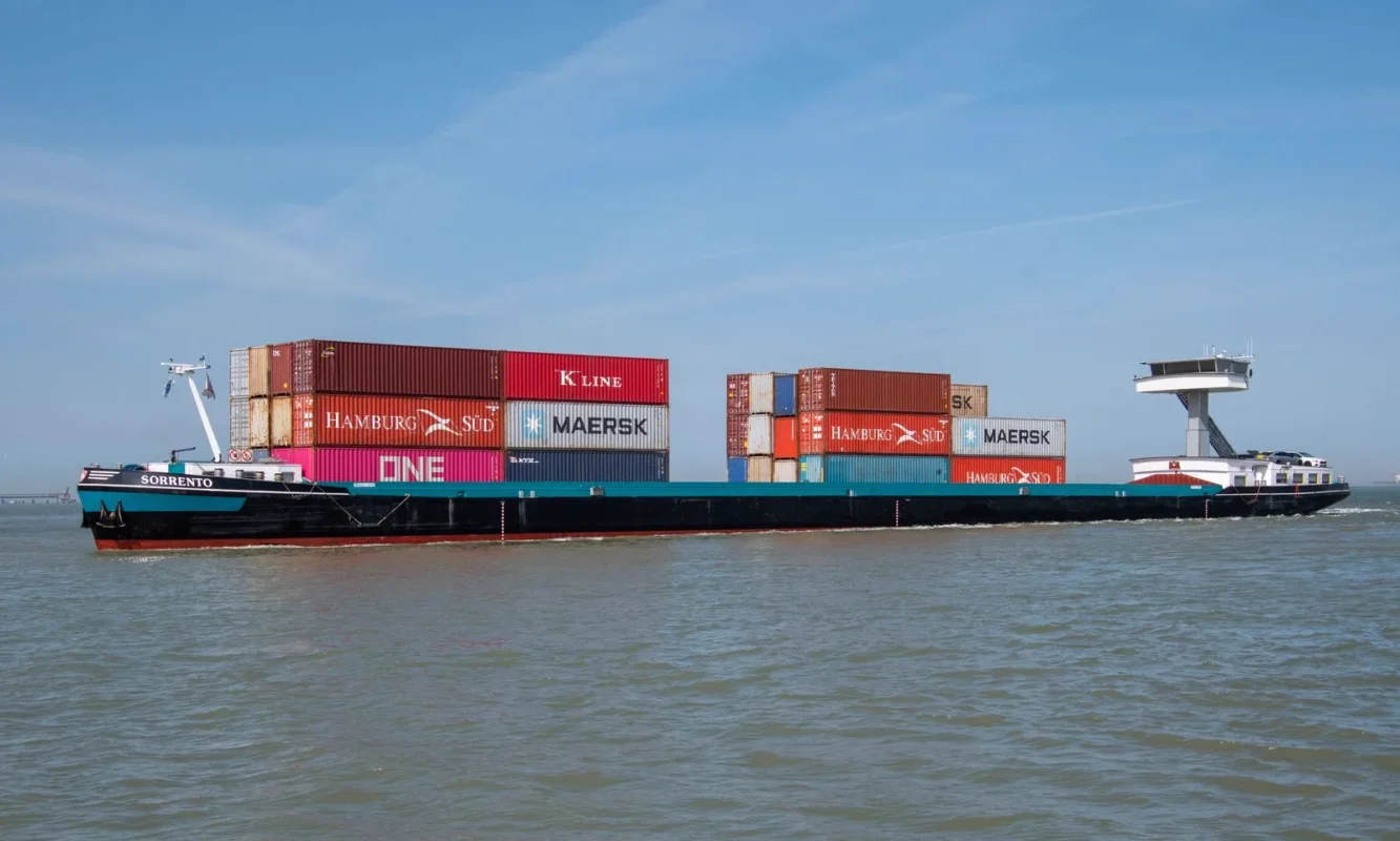 Tàu container chở hàng xuất khẩu — minh họa thủ tục xin cấp C/O form E (ACFTA)