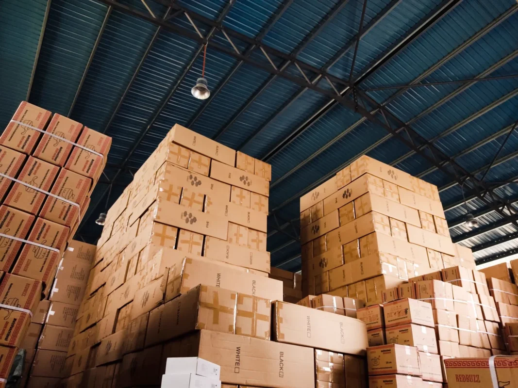 Thời hạn bảo hành hàng hóa theo hợp đồng mua bán là bao lâu? 1 Thùng carton trong kho — minh họa thời hạn bảo hành hàng hóa