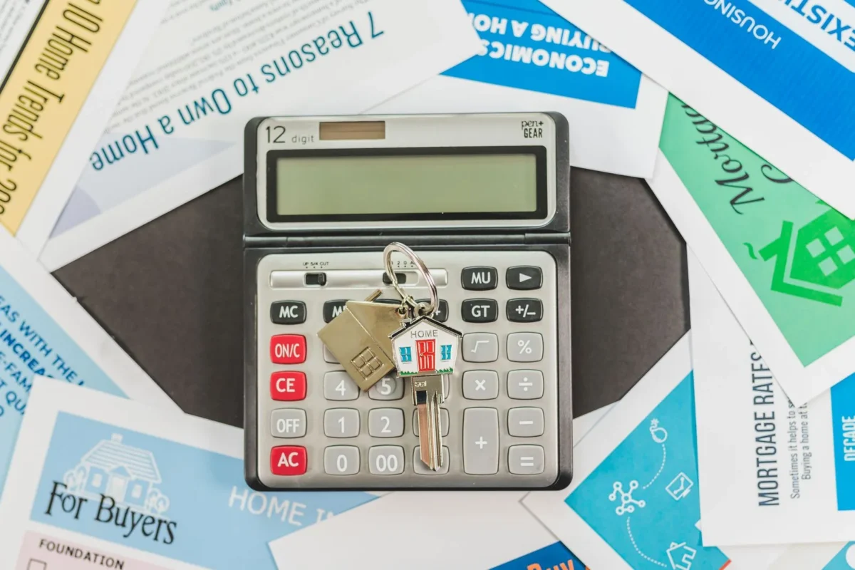 Thời hạn cấp sổ đỏ lần đầu: tối đa bao nhiêu ngày làm việc? 1 Máy tính, chìa khóa và hồ sơ bất động sản
